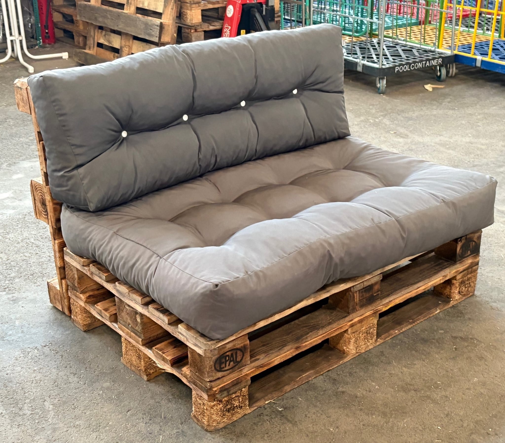 Paletten Lounge Smokey 2-Sitzer mit schwarzem Sitzpolster
